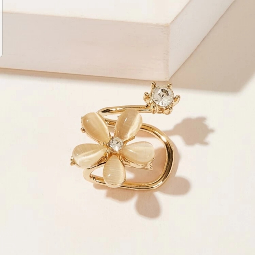 *Blossom* Gold ear Cuff - Picture 3 of 3